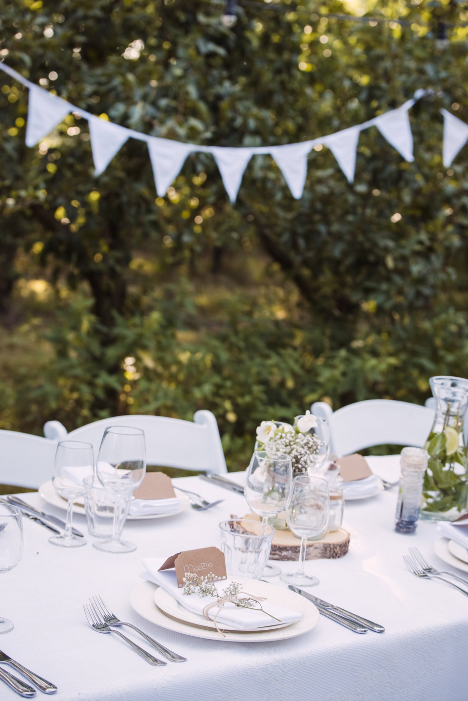 een tafel gedekt voor een bruiloft