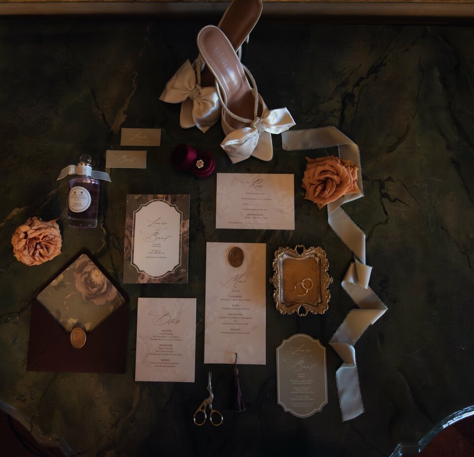 de inhoud van een huwelijksset uitgestald op een tafel