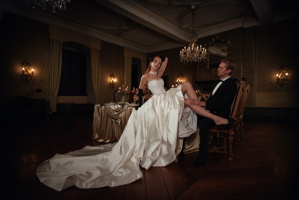 een afbeelding van een bruid en bruidegom die aan een eettafel zitten