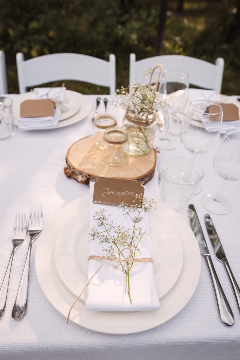 een tafelsetting met witte servetten en tafelinstellingen