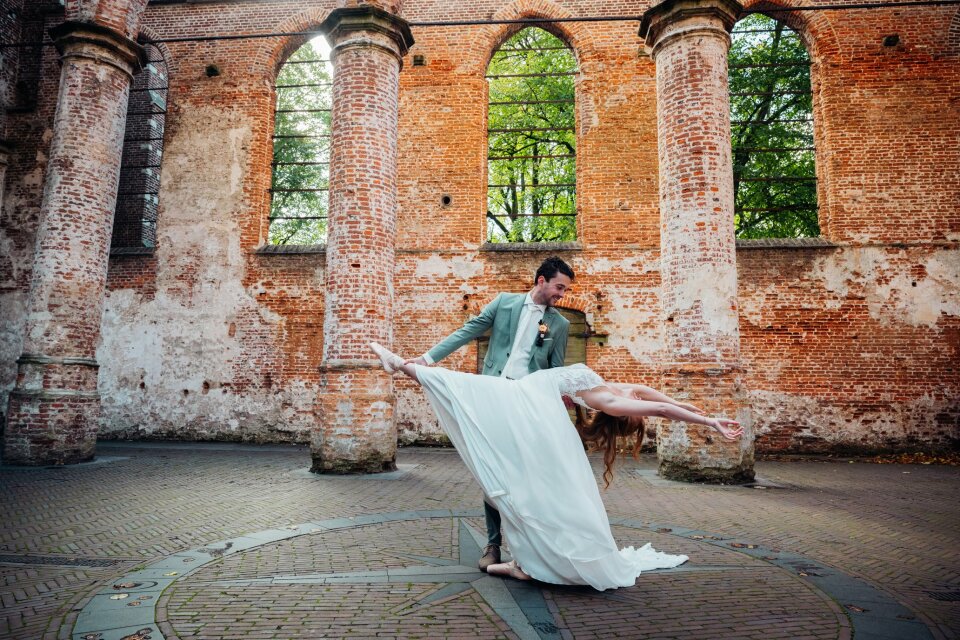 een man en een vrouw die dansen voor een oud gebouw