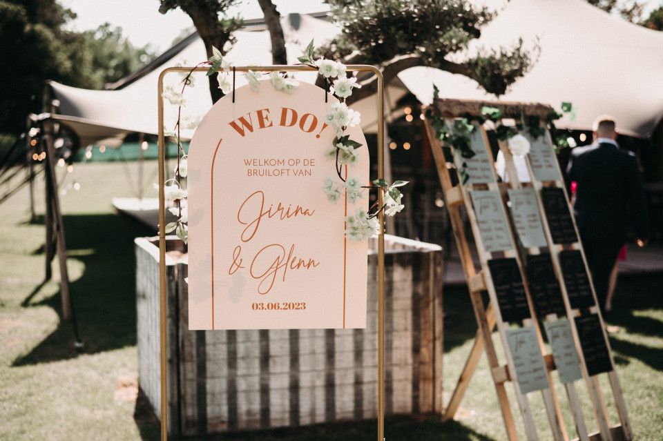 trouwbord bij een buiten trouwreceptie