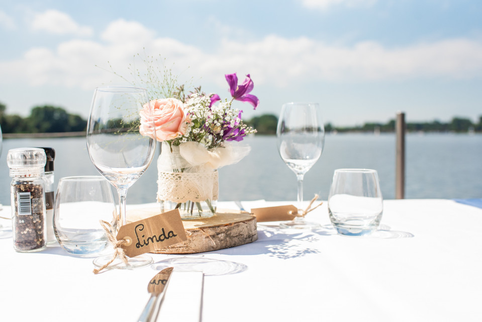 een tafel met bloemen en wijnglazen erop