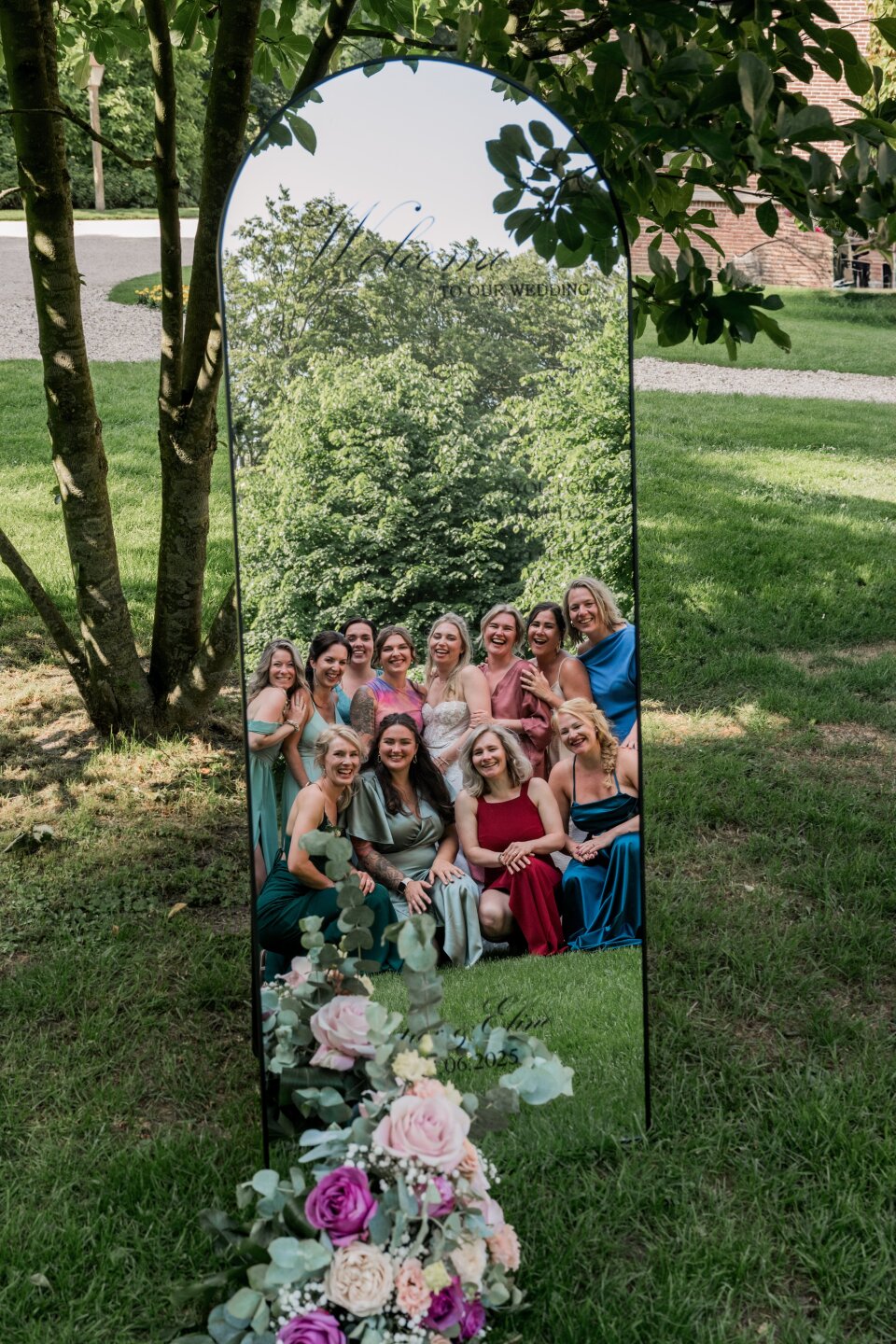 een groep vrouwen die voor een spiegel staan