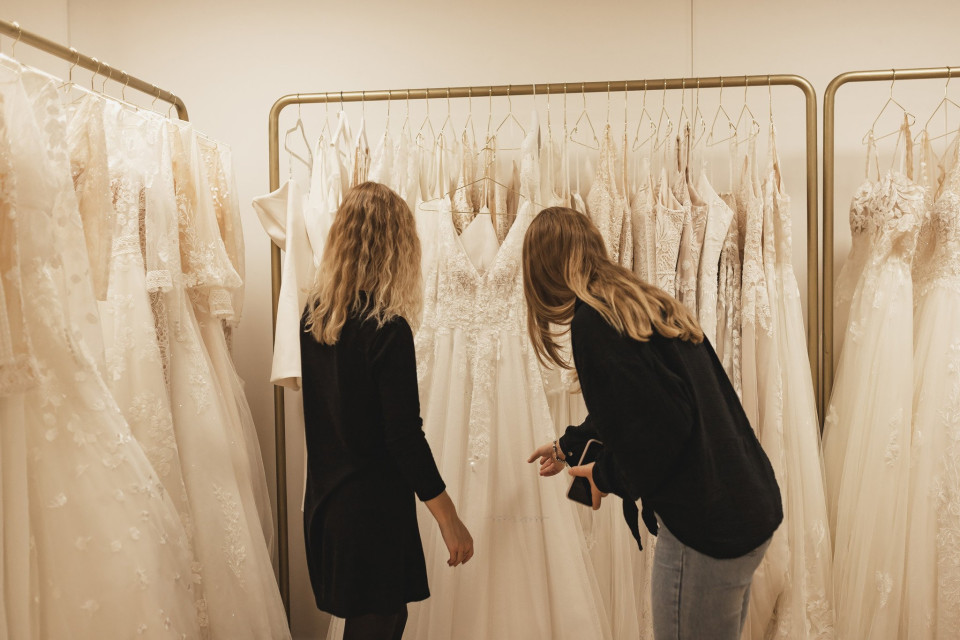 Trouwjurk passen bij EMOTIONSGELADEN Brautmode