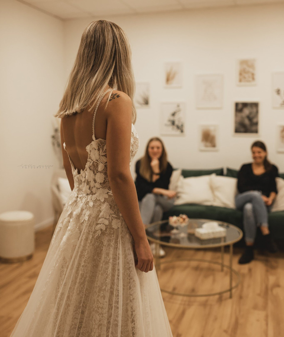 Trouwjurk van EMOTIONSGELADEN Brautmode overzicht