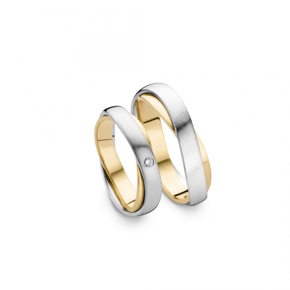 twee trouwringen in wit en geel goud