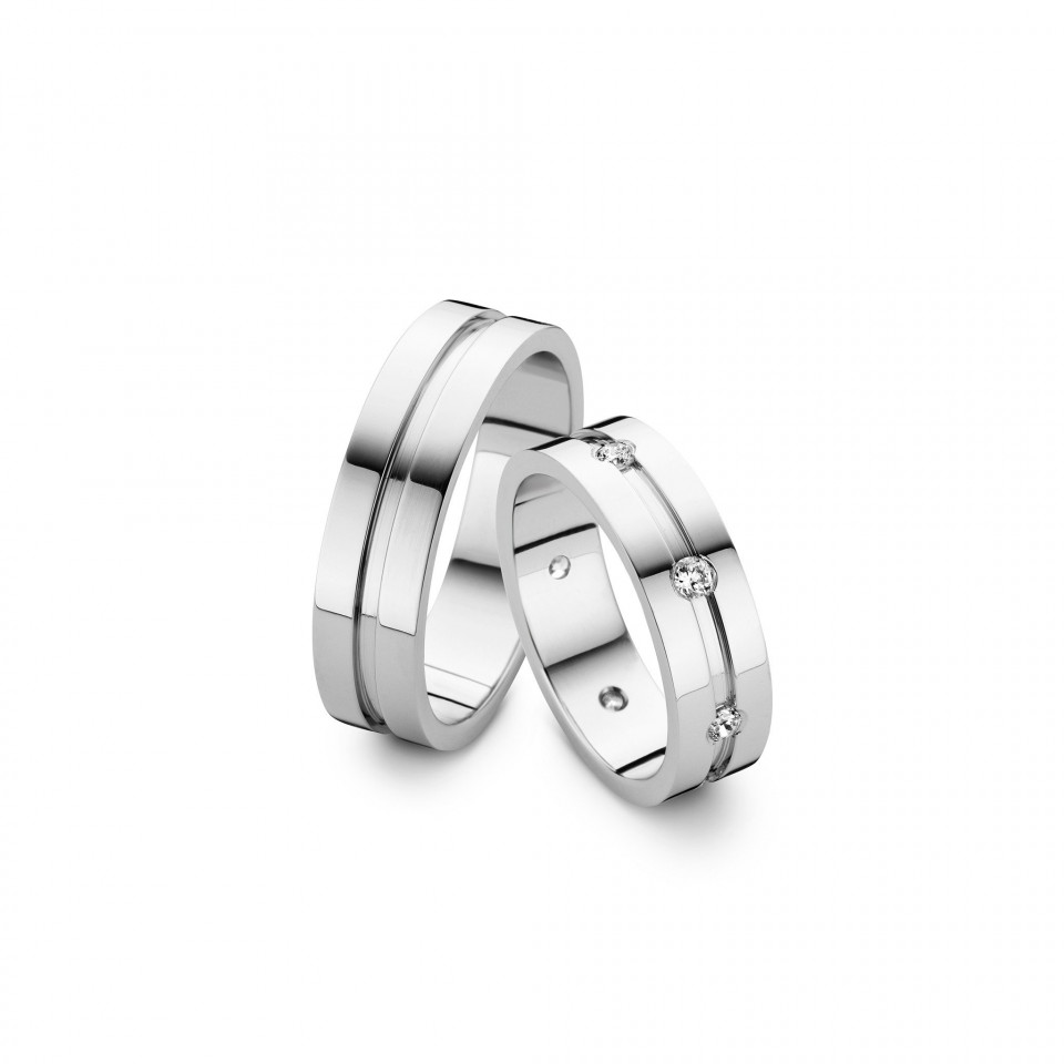 twee trouwringen met diamanten op een witte achtergrond