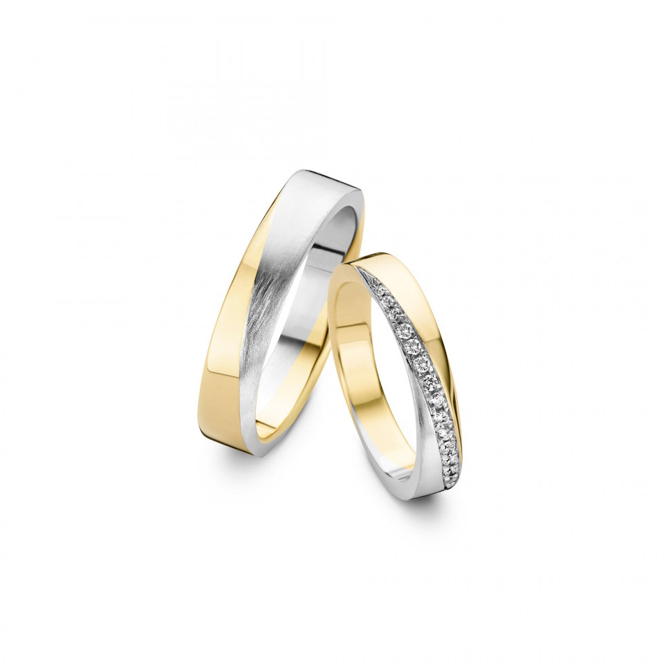twee trouwringen met diamanten in wit en geel goud