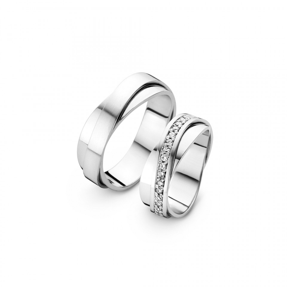 twee trouwringen met diamanten op een witte achtergrond