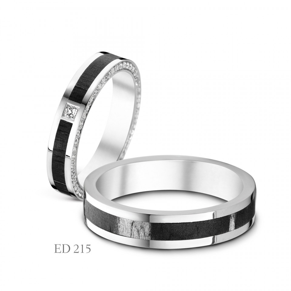 twee trouwringen met zwart en witte diamanten