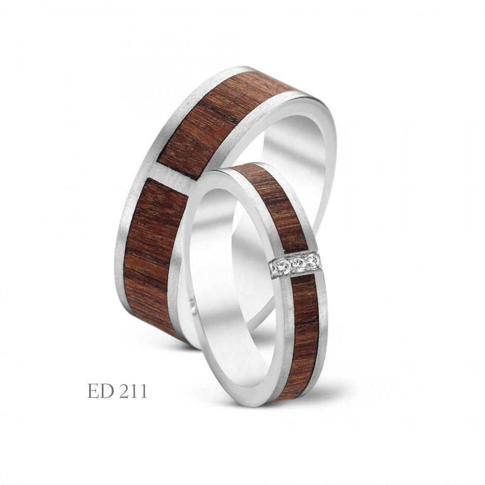 twee trouwringen met hout en diamanten