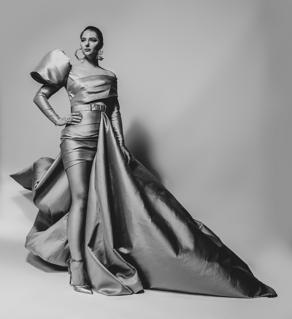 een vrouw in een zilveren jurk die poseert voor een foto