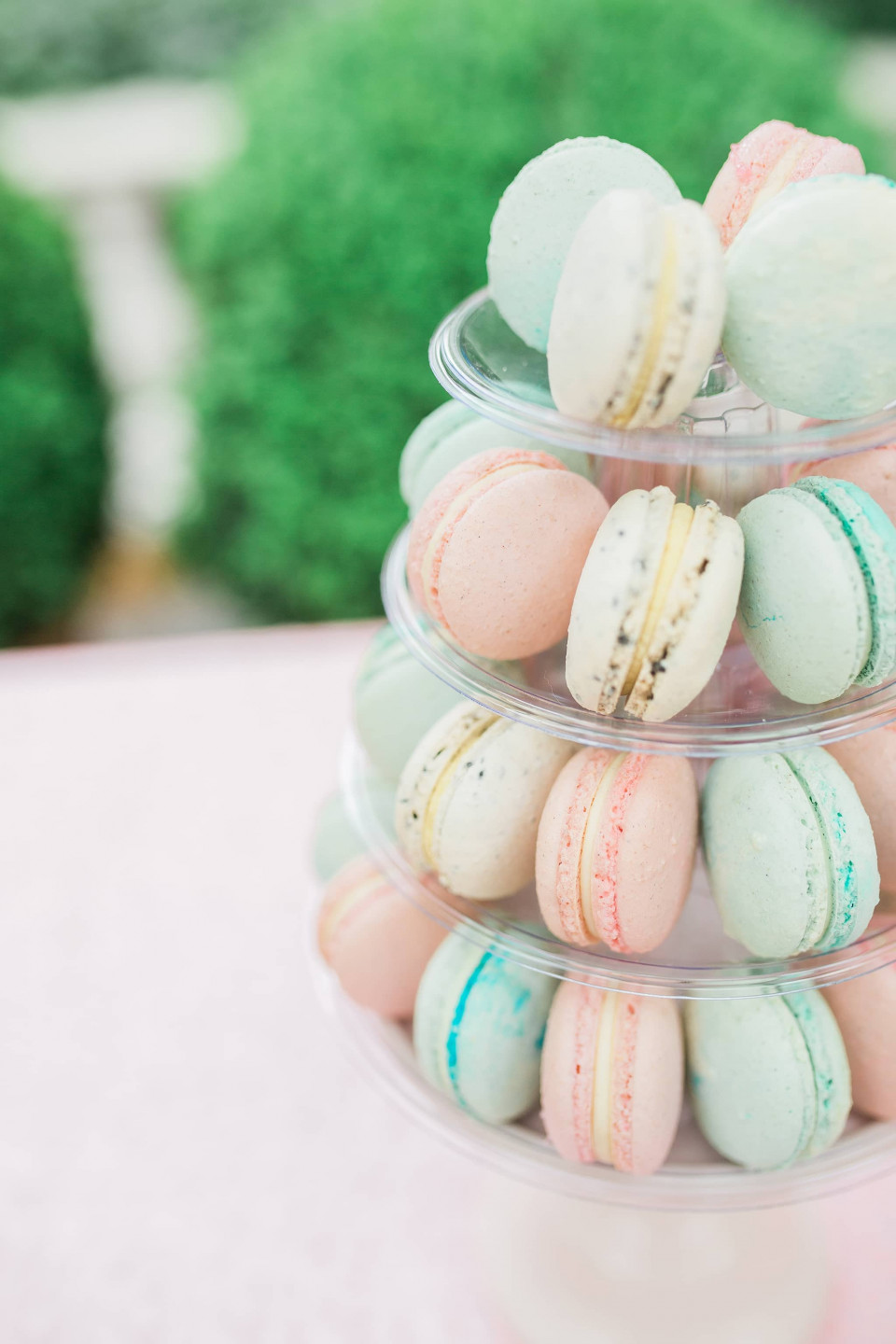 pastel macarons op een taartstandaard