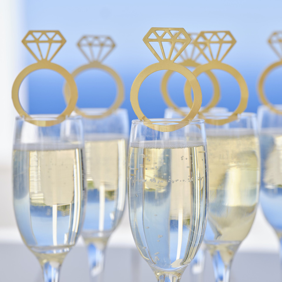 gouden trouwringen op champagneglazen