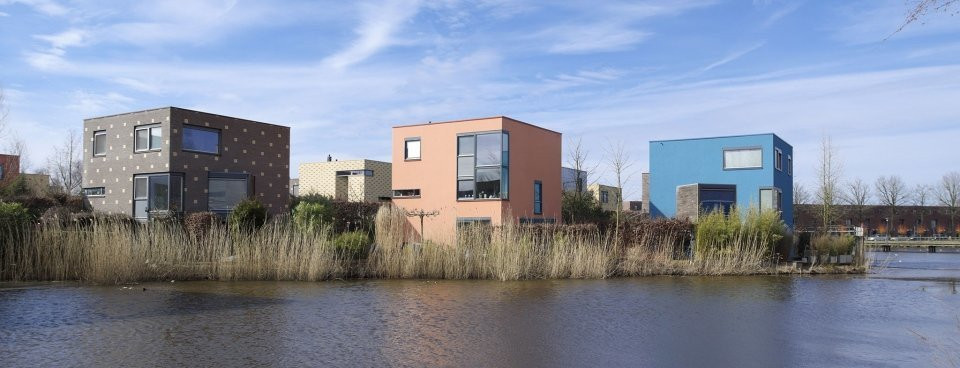 een rij kleurrijke huizen aan de rand van een meer