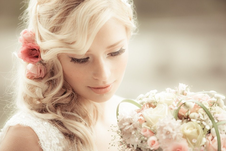 een mooie blonde vrouw met een boeket bloemen