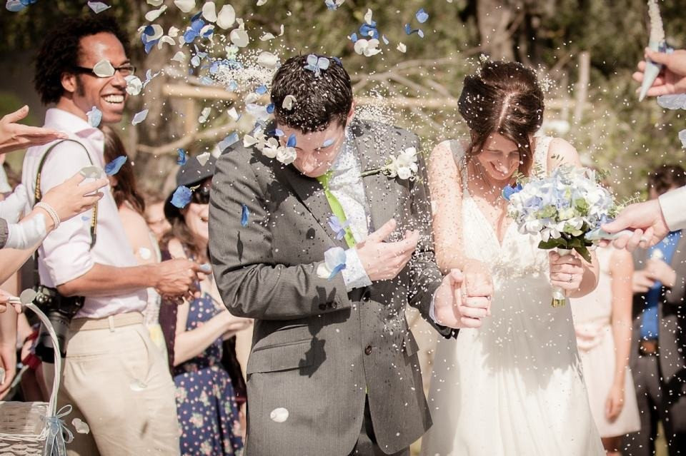 een bruid en bruidegom zijn omringd door confetti