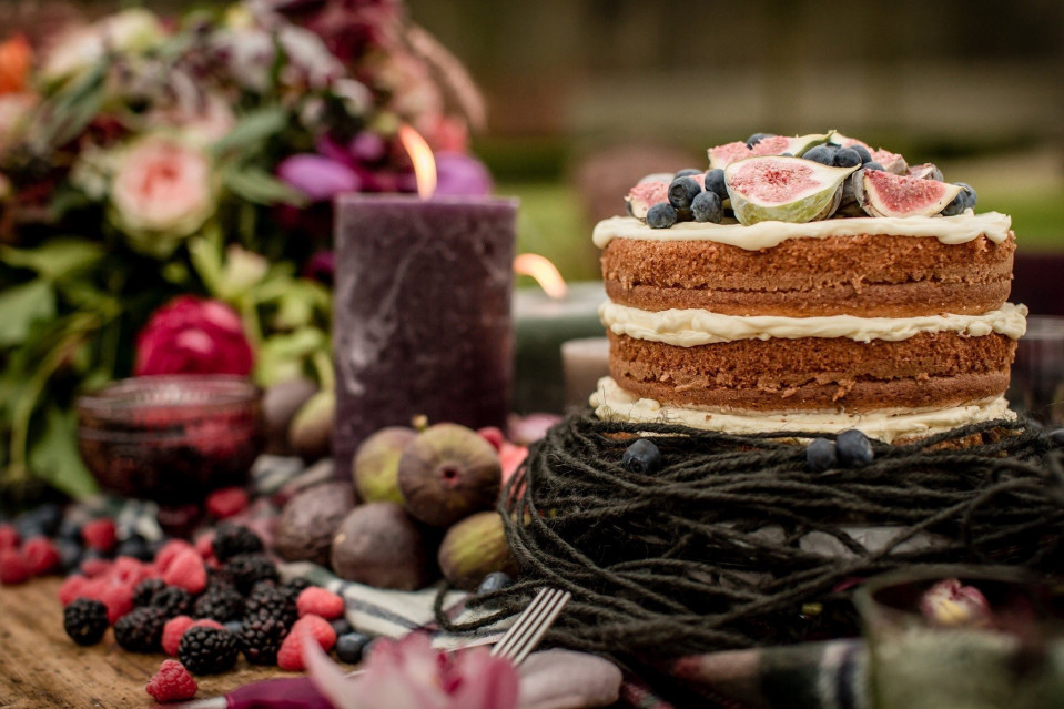 een taart met fruit en bloemen op een tafel