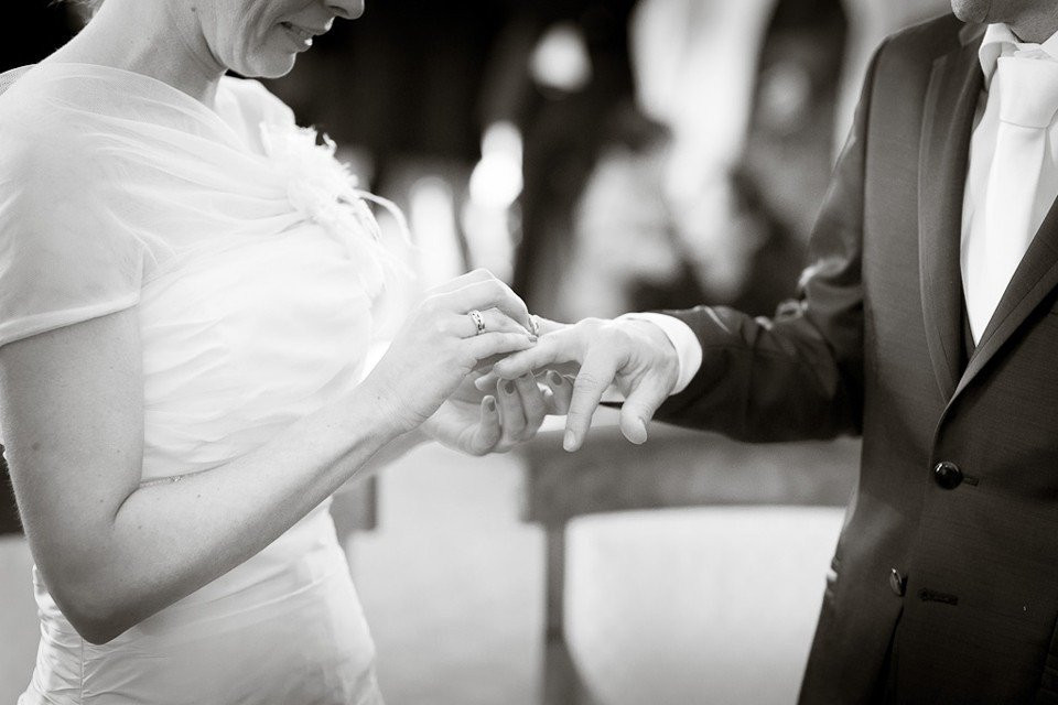 een man en vrouw die trouwringen omdoen