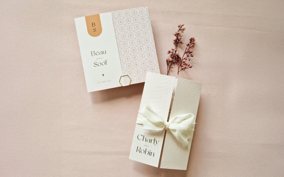 een paar dozen die op een tafel staan