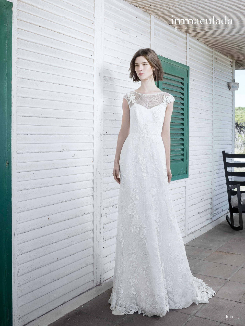 een vrouw in een trouwjurk die buiten staat