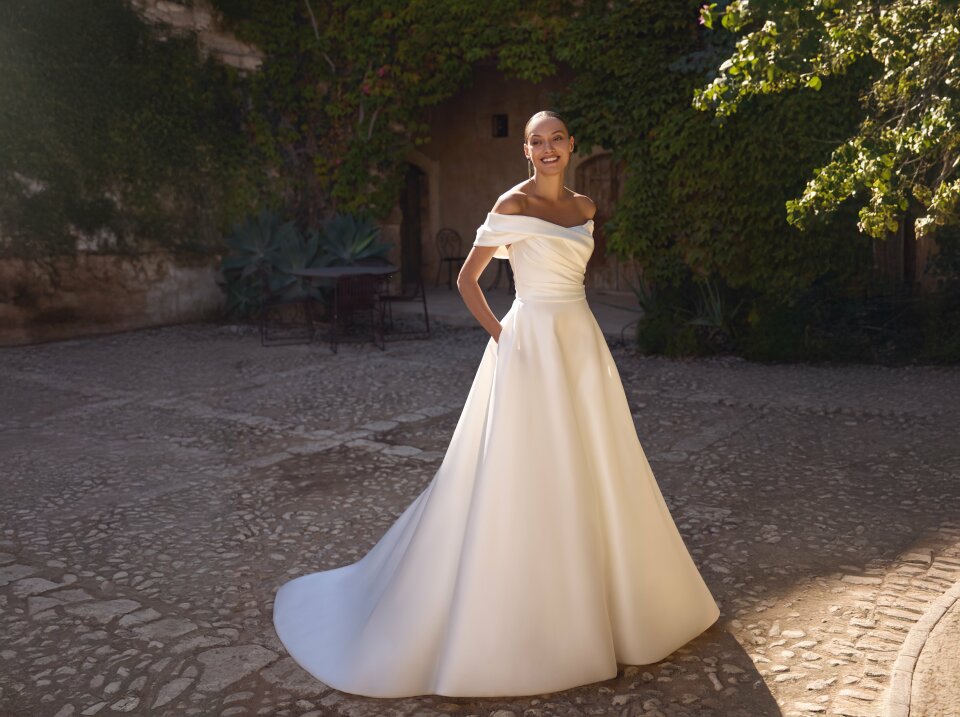 Trouwjurk passen bij Valkengoed Wedding Fashion