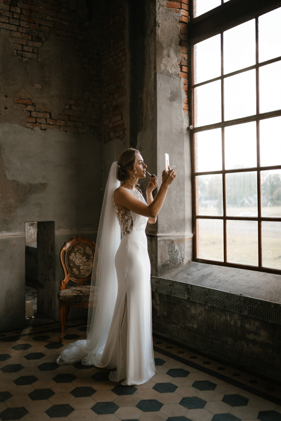 bruid maakt selfie in oud gebouw
