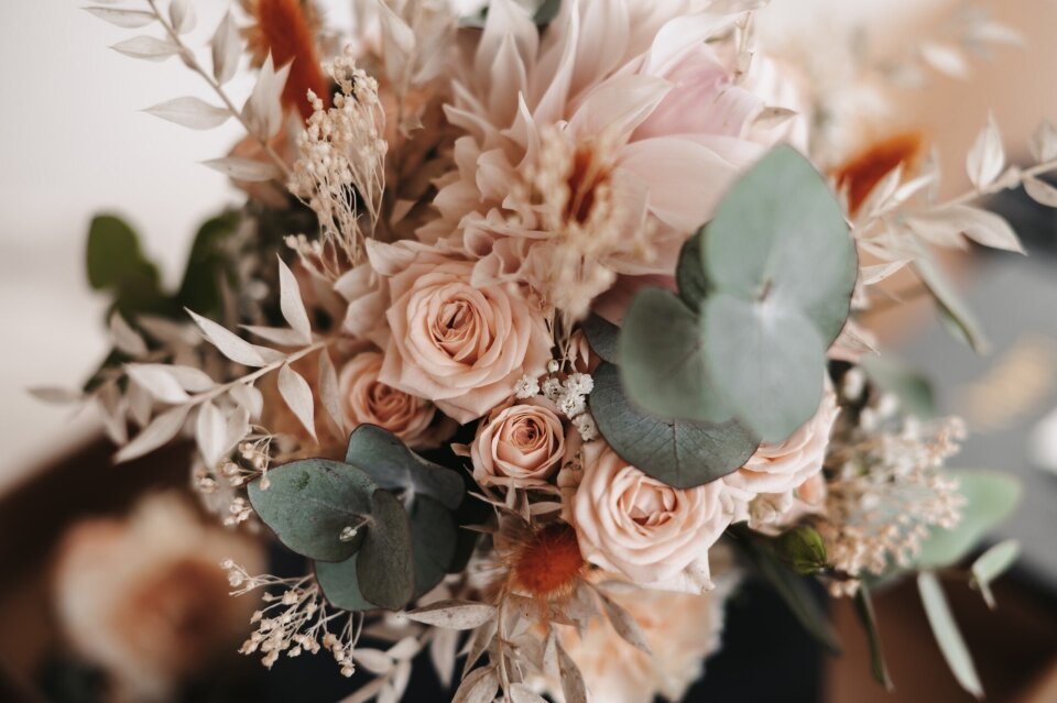 een boeket bloemen in een vaas op een tafel
