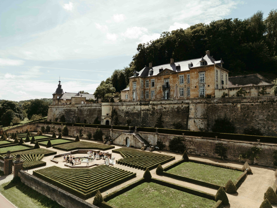 een luchtfoto van een formele tuin voor een kasteel