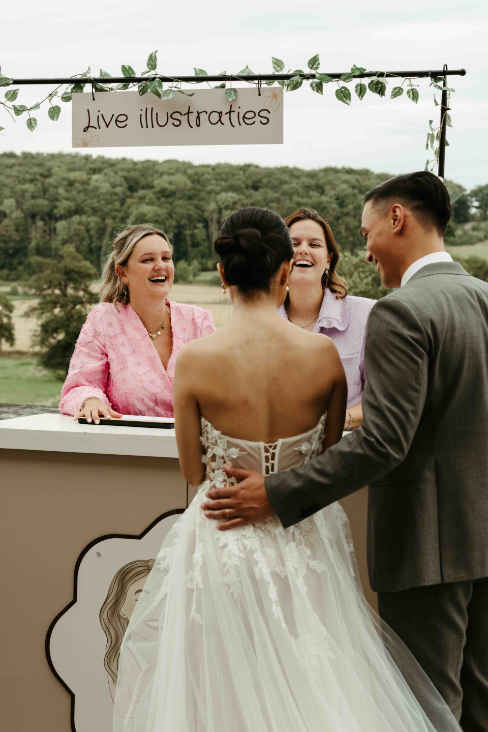 een bruid en bruidegom staan voor een bord dat 'liefde illustraties' zegt