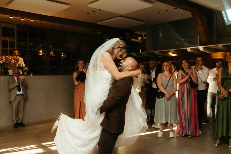 een bruid en bruidegom die dansen in het midden van hun receptie