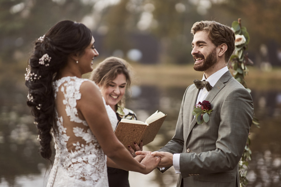 trouwceremonie aan het meer