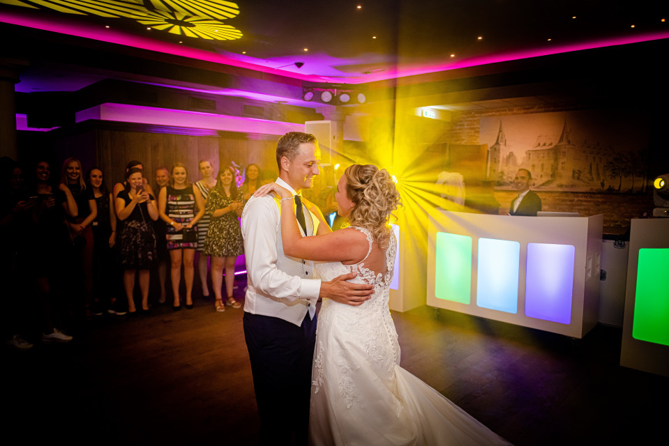 een bruid en bruidegom delen hun eerste dans op hun bruiloftsreceptie