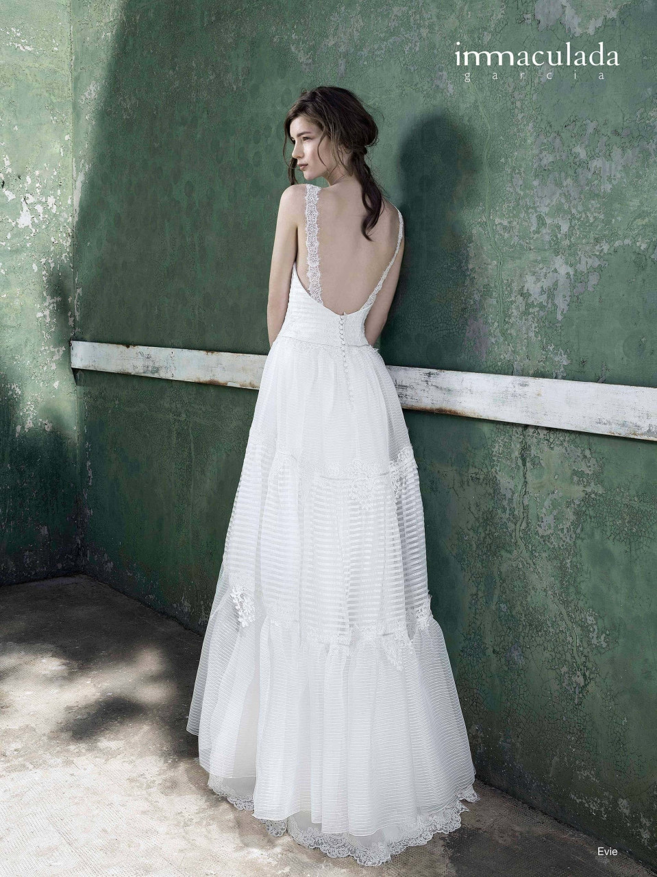 de achterkant van een vrouw in een trouwjurk