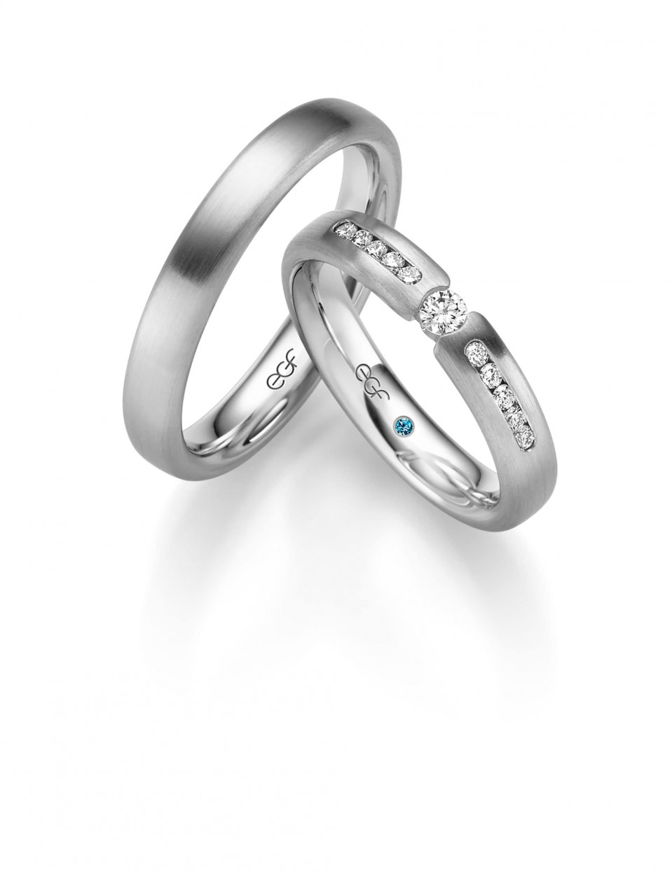 twee trouwringen met diamanten aan de zijkanten