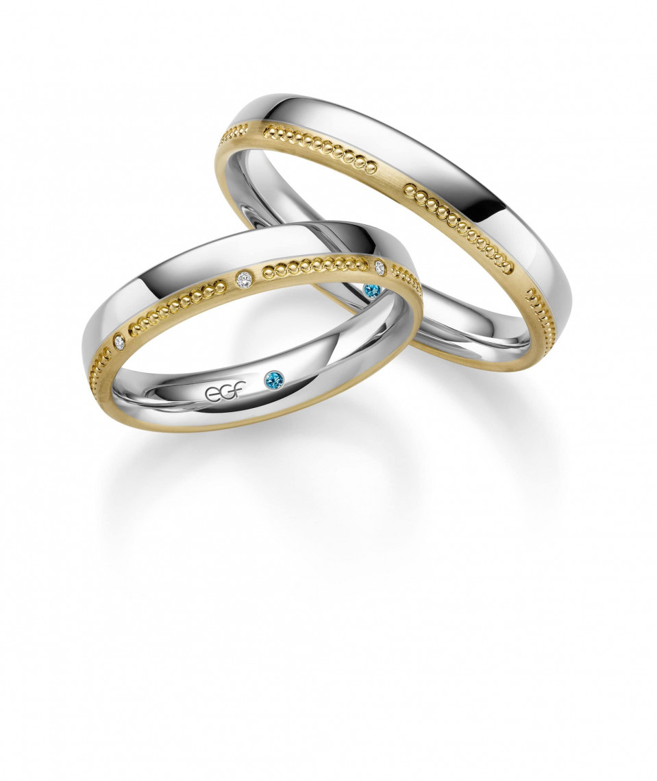 twee trouwringen met goud en witgoud