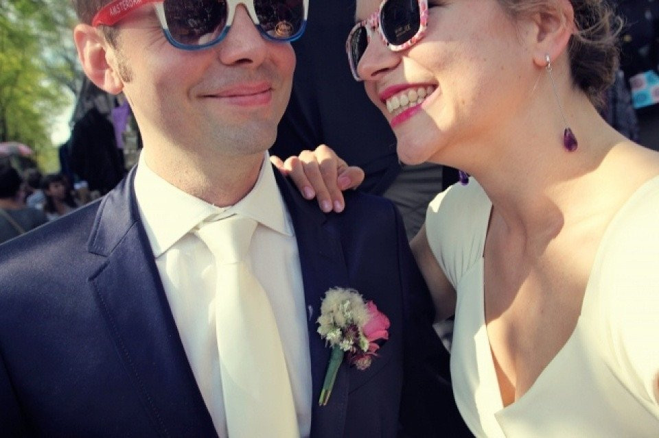 een man en vrouw dragen zonnebrillen en een stropdas
