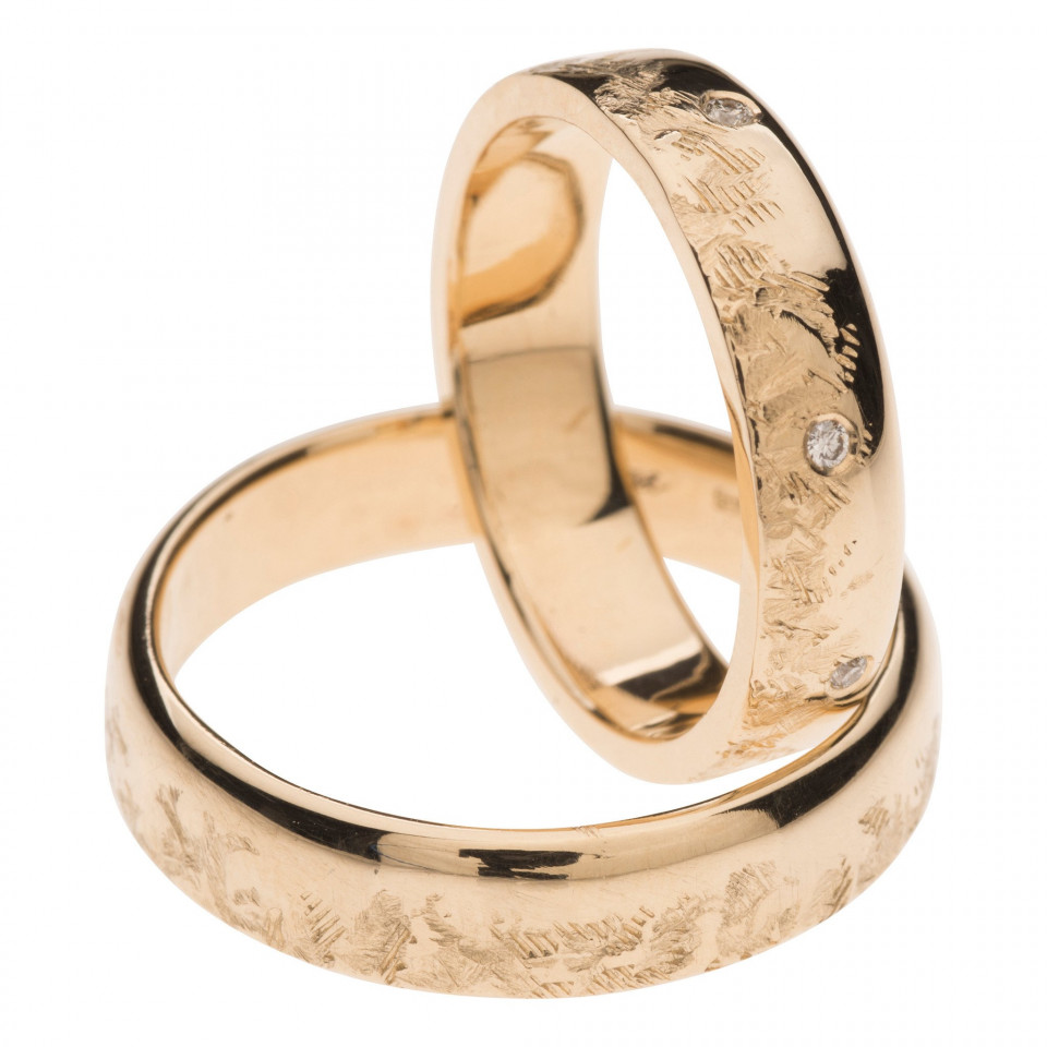 twee trouwringen met vergulde ontwerpen