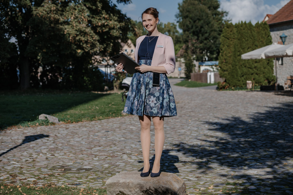een vrouw in een jurk die op een rots staat