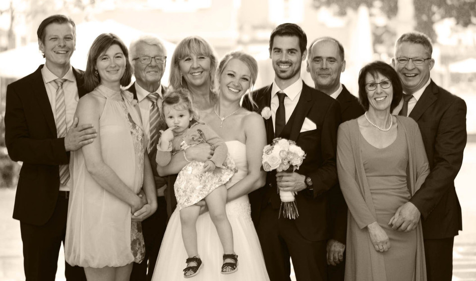 een zwart-wit foto van een bruiloftsgroep