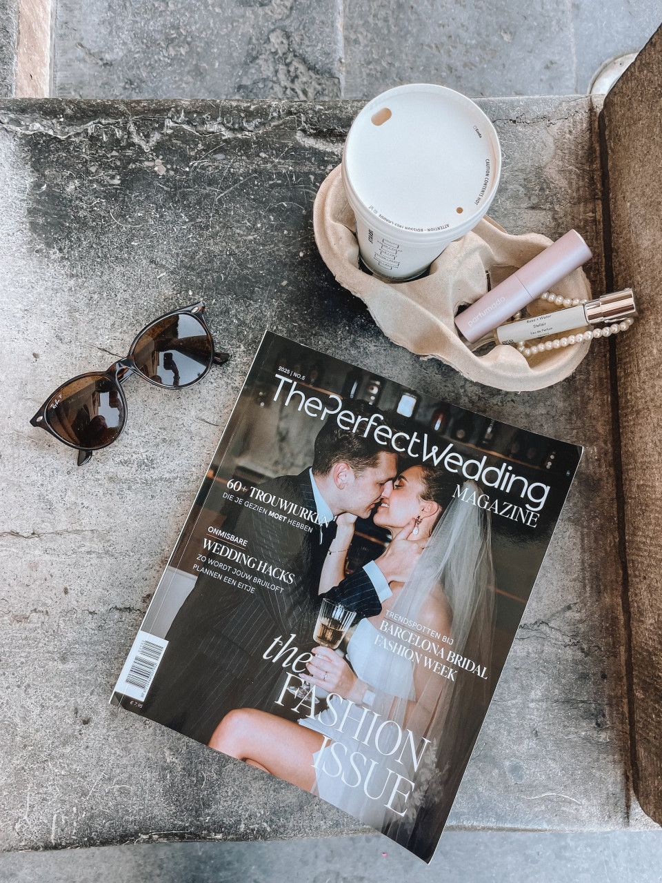 de omslag van het trouwmagazine naast een kopje koffie