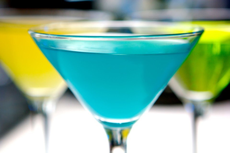 drie kleurrijke cocktails in een martiniglas