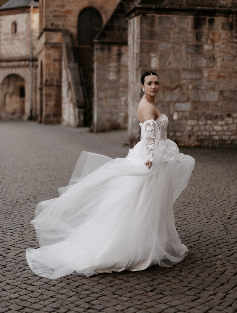Trouwjurk van LÉNAIA Bridal - Online Braut Boutique impressie 3