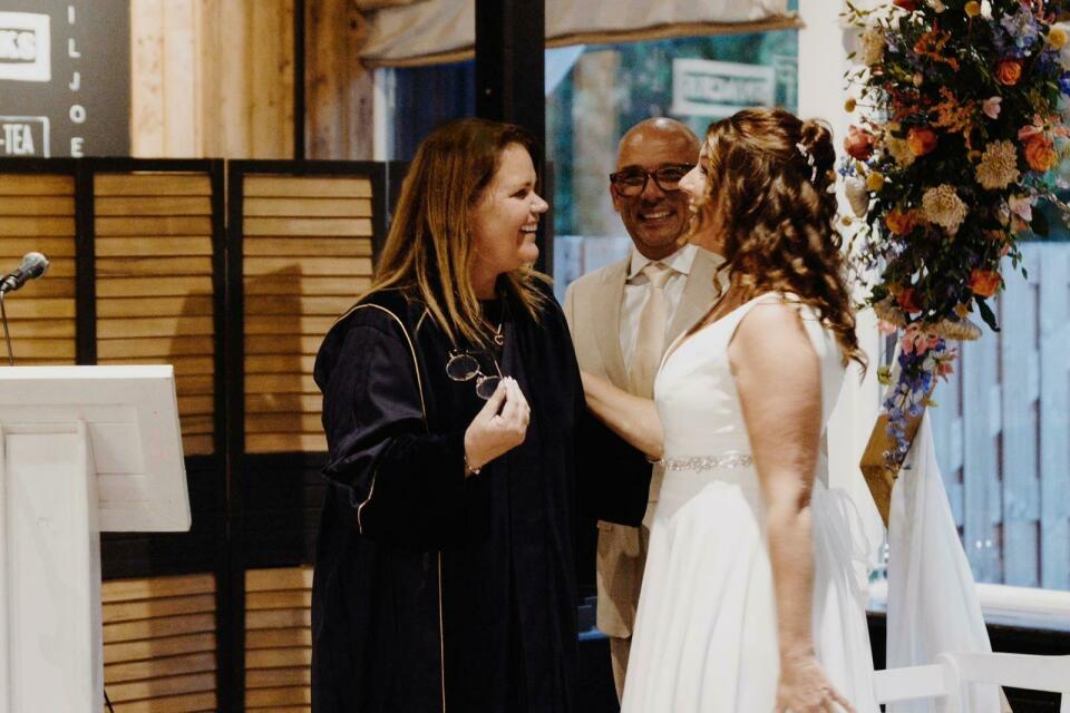 een man en een vrouw die naast elkaar staan