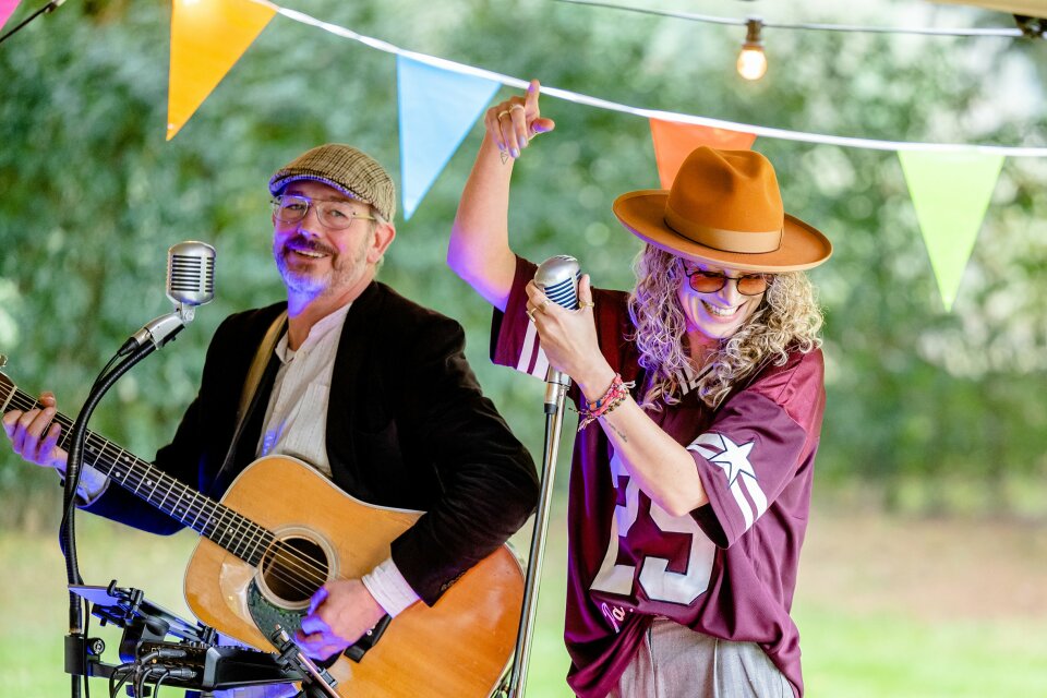 Muziek van Lara Leaves - Akoestische Coverband impressie 2