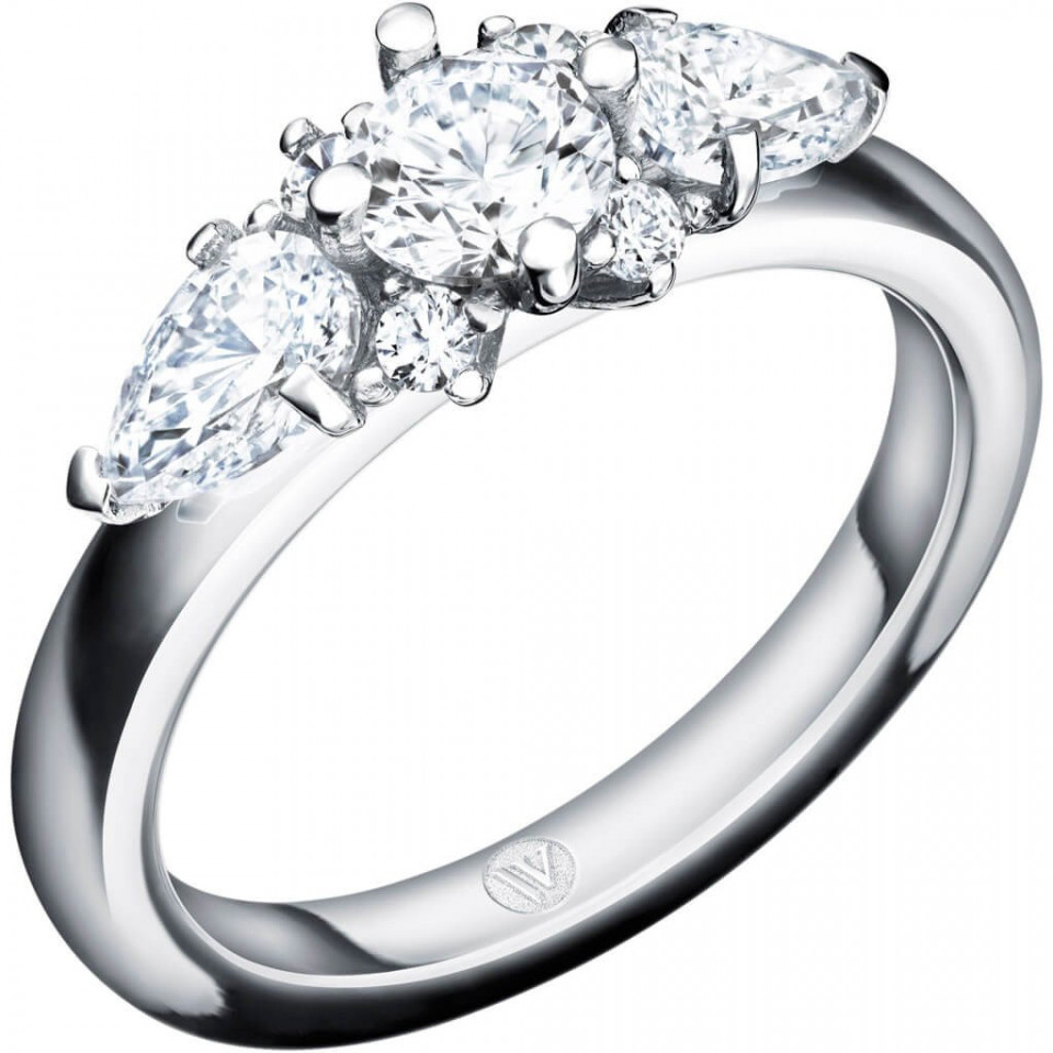 een drie stenen diamanten verlovingsring