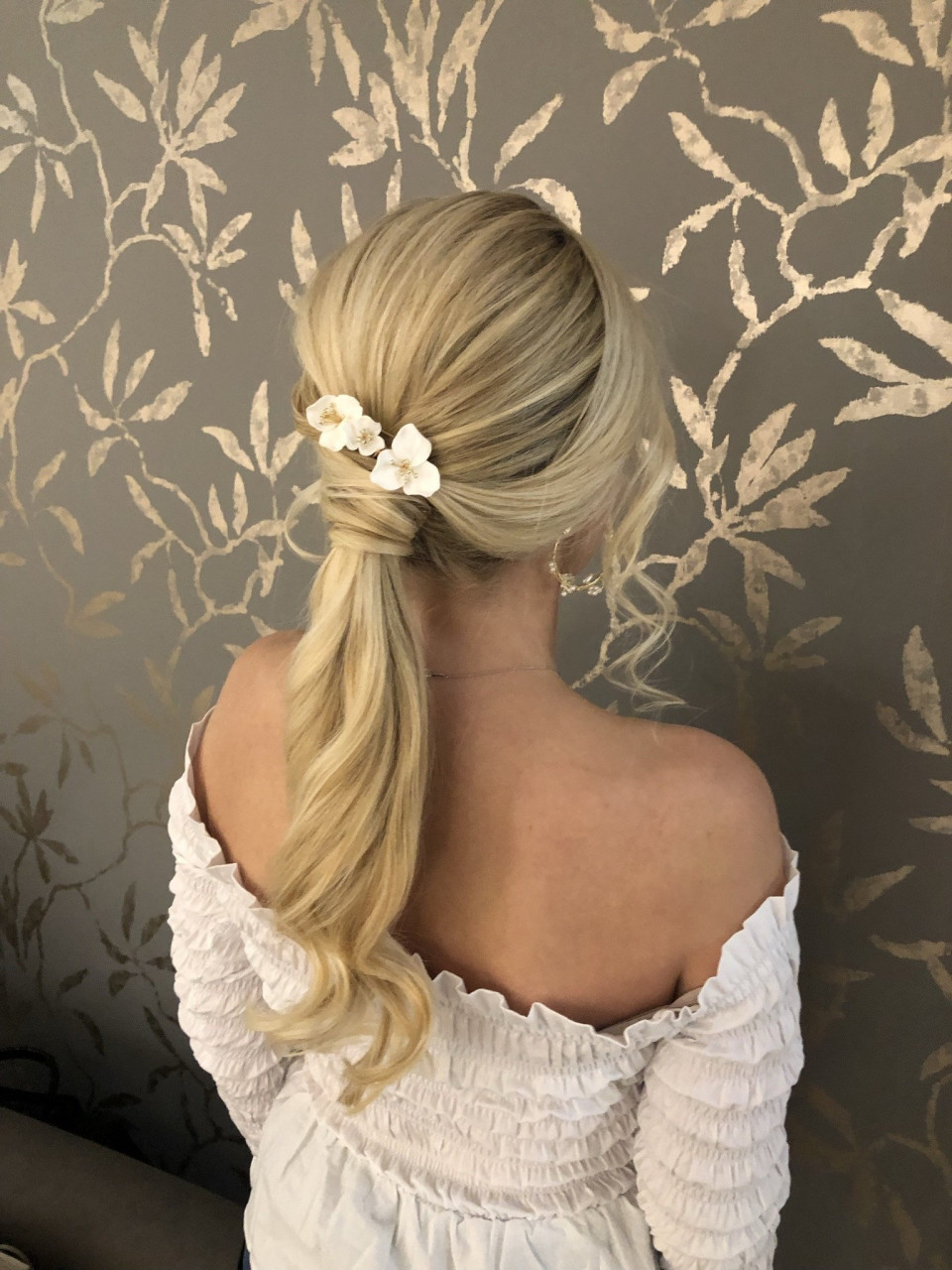 een vrouw met lang blond haar in een paardenstaart