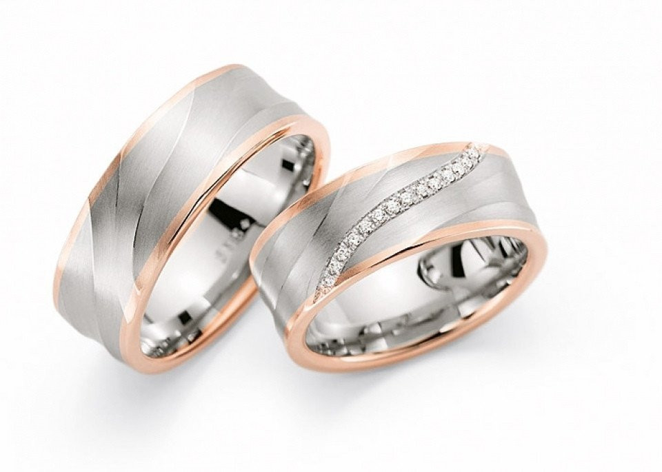 twee trouwringen met diamanten in witgoud en roségoud