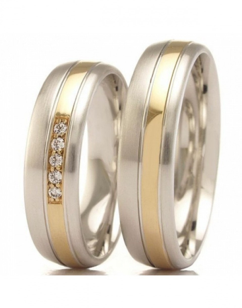 twee trouwringen met diamanten in goud en zilver